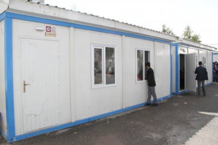 Eğitim teröre yenilmedi, yakılan konteyner sınıfların yerine yenileri getirildi