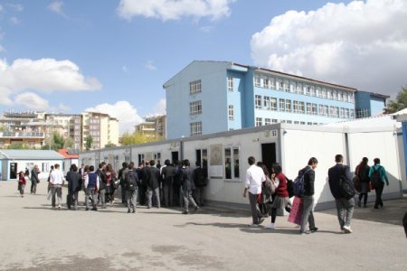 Eğitim teröre yenilmedi, yakılan konteyner sınıfların yerine yenileri getirildi