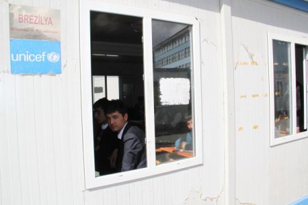 Eğitim teröre yenilmedi, yakılan konteyner sınıfların yerine yenileri getirildi