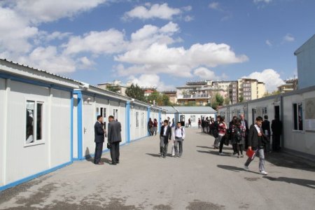 Eğitim teröre yenilmedi, yakılan konteyner sınıfların yerine yenileri getirildi