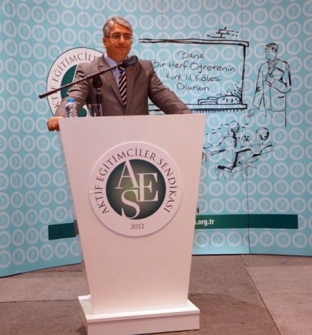 Eğitimciler, öğretmenlikte mesleki itibar kaybını sempozyumda tartıştı