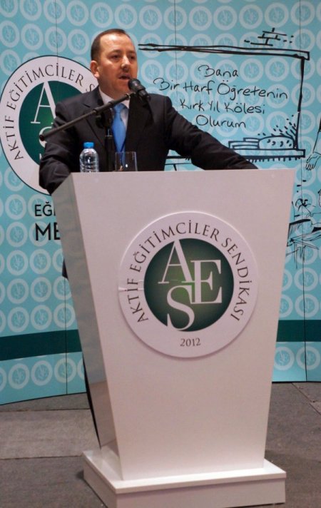 Eğitimciler, öğretmenlikte mesleki itibar kaybını sempozyumda tartıştı