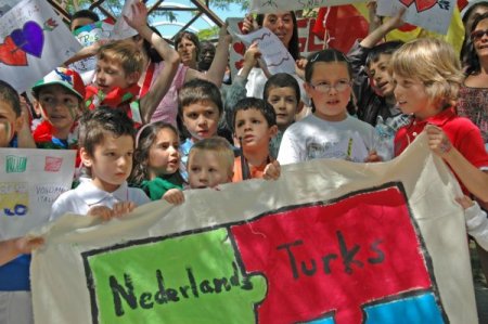 Eğitimde Türkçe Yasağı Öğrenci Ve Velileri Sokağa Döktü