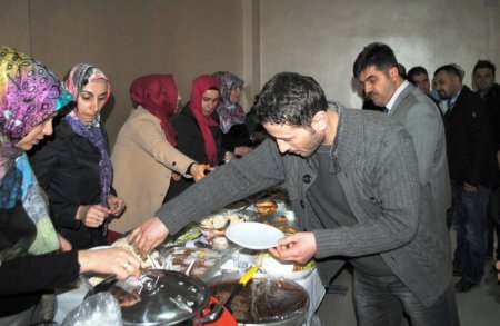 Eğitime katkı amacıyla düzenlenen kermes yoğun ilgi gördü