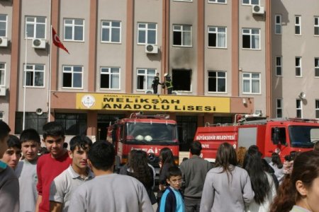 Eğitimin ikinci yarısı yangınla başladı