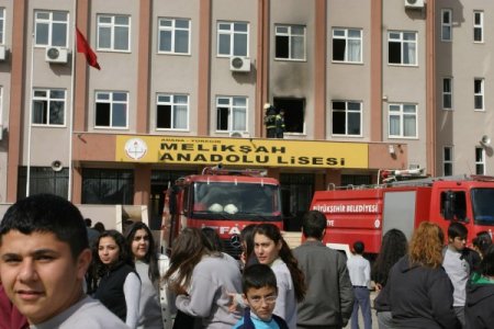 Eğitimin ikinci yarısı yangınla başladı
