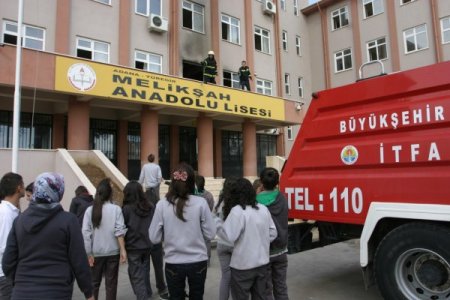 Eğitimin ikinci yarısı yangınla başladı