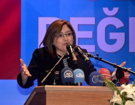 Eğitimine katkı sağlayan 51 iş adamına iki bakan teşekkür belgesi verdi