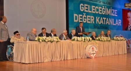 Eğitimine katkı sağlayan 51 iş adamına iki bakan teşekkür belgesi verdi