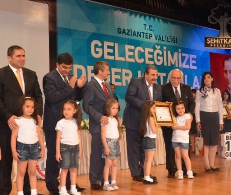 Eğitimine katkı sağlayan 51 iş adamına iki bakan teşekkür belgesi verdi