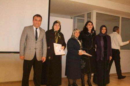 Eğitimini tamamlayan veliler belgelerini aldı