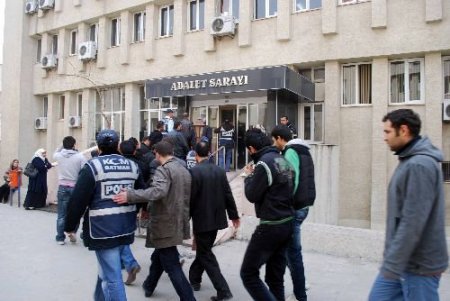 Ehliyet Sınavında Kopya Çektikleri İleri Sürülen Şüpheliler Adliyeye Çıkarıldı