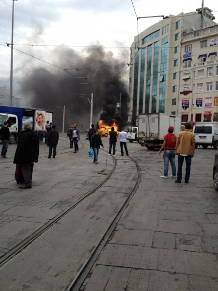 Ehliyetine el konulan şoför çalıştığı taksiyi yaktı (Özel)