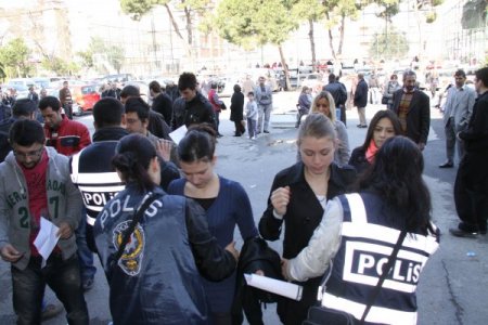 Ehliyetle Sınava Alınmayınca Gözyaşı Döktü