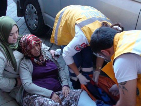 Ehliyetsiz sürücü, alışveriş yapan kadınları ezdi