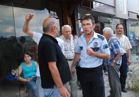 Ehliyetsiz Sürücü Kaldırımdaki Vatandaşa Çarpıp Dükkana Girdi