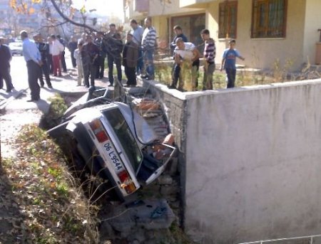 Ehliyetsiz Sürücü Otomobiliyle Merdiven Boşluğuna Çakıldı