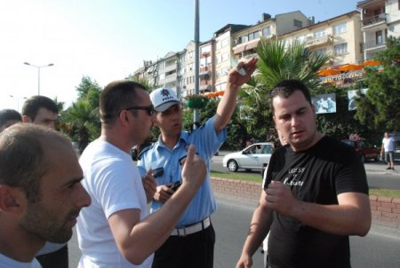 Ehliyetsiz Sürücü Yayalara Çarparak Kaçtı: 2 Yaralı