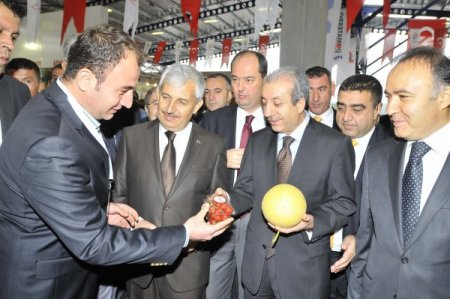 Eker: Türk çiftçisi 105 milyonu besleyip, 15 milyar dolarlık gıda ihraç ediyor