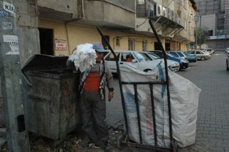 Ekmeğini Çöpten Çıkaran Kadın