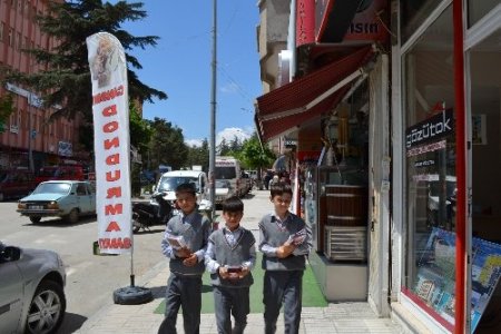 Ekmek israfını önlemek için kapı kapı kitapçık dağıttılar
