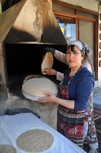 Ekmek israfının önüne tandır ekmeği ile geçiyorlar