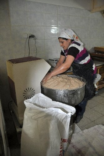 Ekmek israfının önüne tandır ekmeği ile geçiyorlar