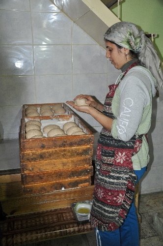 Ekmek israfının önüne tandır ekmeği ile geçiyorlar