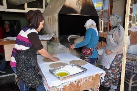 Ekmek israfının önüne tandır ekmeği ile geçiyorlar