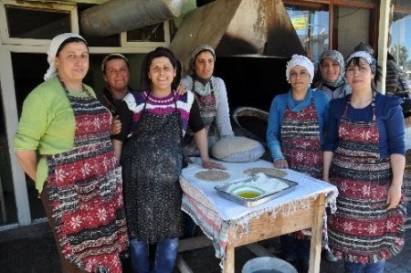 Ekmek israfının önüne tandır ekmeği ile geçiyorlar