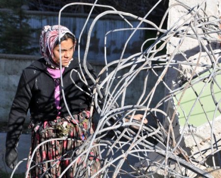 Ekmek parasını binaların enkazından kazanıyorlar