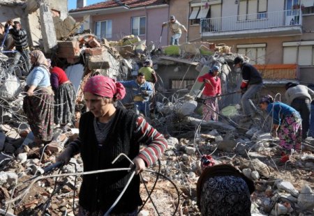 Ekmek parasını binaların enkazından kazanıyorlar