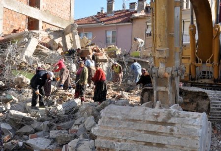 Ekmek parasını binaların enkazından kazanıyorlar