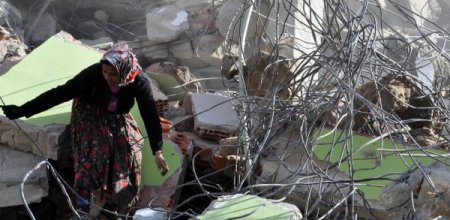 Ekmek parasını binaların enkazından kazanıyorlar