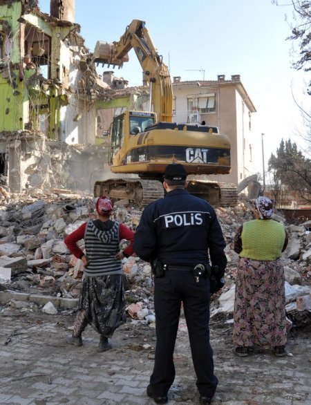 Ekmek parasını binaların enkazından kazanıyorlar