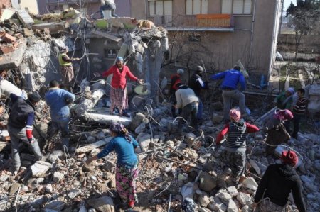 Ekmek parasını binaların enkazından kazanıyorlar