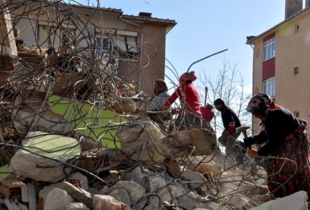 Ekmek parasını binaların enkazından kazanıyorlar