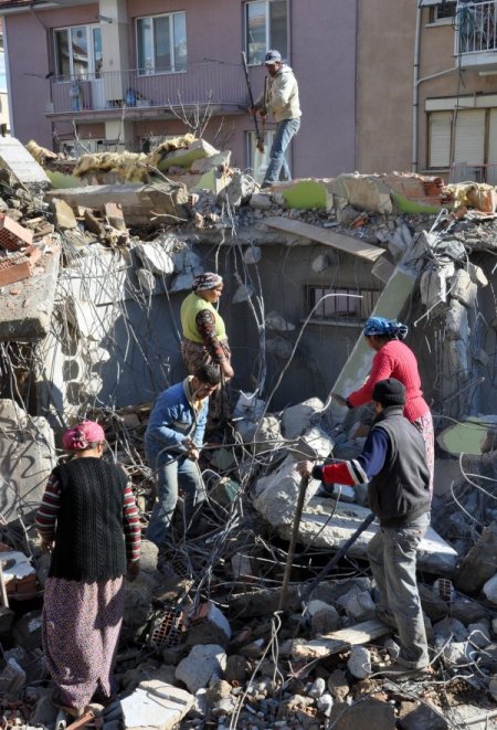 Ekmek parasını binaların enkazından kazanıyorlar