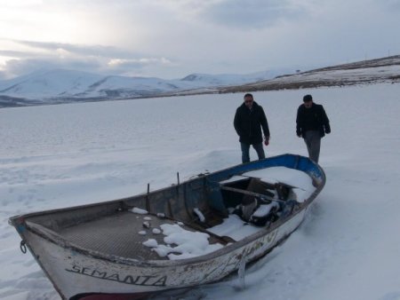 Eksi 30 derece soğuğu gören Çıldır Gölü buz tuttu