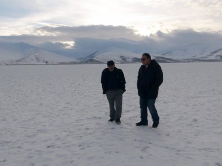 Eksi 30 derece soğuğu gören Çıldır Gölü buz tuttu