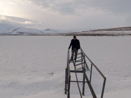Eksi 30 derece soğuğu gören Çıldır Gölü buz tuttu