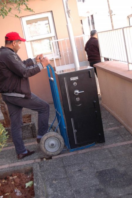 El arabasıyla çalmak istedikleri kasayı, polisi görünce bırakıp kaçtılar