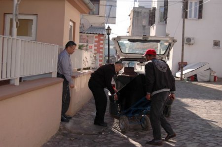 El arabasıyla çalmak istedikleri kasayı, polisi görünce bırakıp kaçtılar