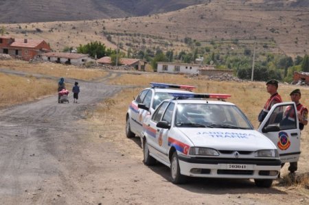 El bombası aranan köye yabancılar sokulmuyor