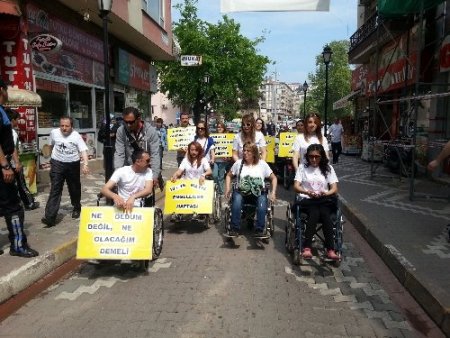 El ele vererek engellerine dikkat çekmek istediler