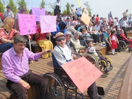 El ele vererek engellerine dikkat çekmek istediler