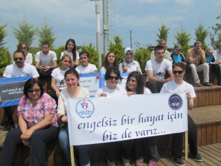 El ele vererek engellerine dikkat çekmek istediler