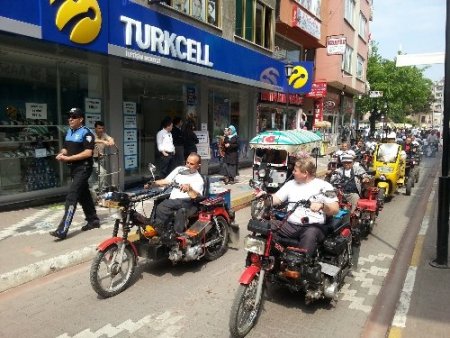 El ele vererek engellerine dikkat çekmek istediler