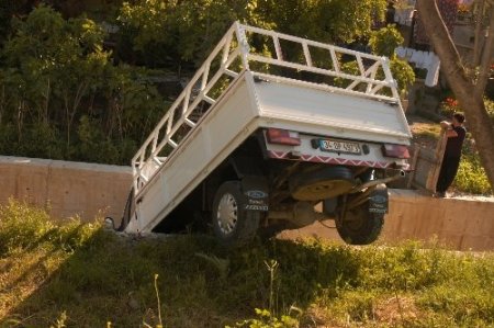 El freni çekilmeyen kamyonet dereye uçtu