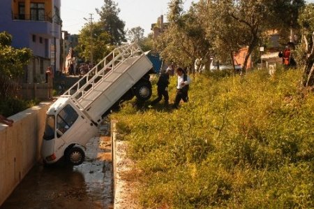 El freni çekilmeyen kamyonet dereye uçtu